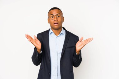 Genç iş adamı beyaz arka planda izole edilmiş, şaşırmış ve şok olmuş..