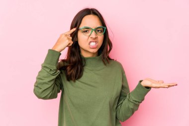Latin kökenli genç bir kadın işaret parmağıyla hayal kırıklığı yapıyor..