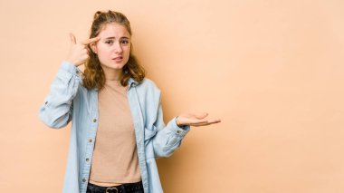 Beyazların arka planında izole edilmiş genç beyaz kadın işaret parmağıyla hayal kırıklığı jesti gösteriyor..