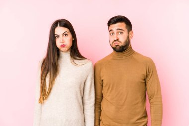 Kafkasyalı genç bir çift yanaklarına darbe alıyor ve yorgun bir ifade takınıyor. Yüz ifadesi kavramı.