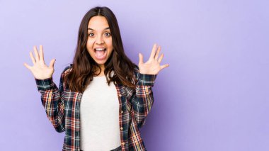 Genç, melez, İspanyol bir kadın yalnız başına. Hoş bir sürpriz bekliyor. Heyecanlı ve el kaldırıyor..