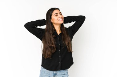 Mor arka planda izole edilmiş genç Hintli kadın kendini güvende hissediyor, elleri başının arkasında..