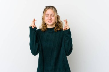 Beyaz sırtlı beyaz kadın şans dilemek için şans diliyor.