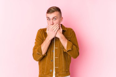 Kafkasyalı genç bir adam izole edilmiş. Ellerle ağzını kapatmış..