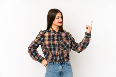 Beyaz arka planda izole edilmiş genç beyaz kadın sanki seni davet ediyormuş gibi seni işaret ediyor..