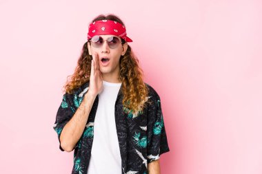 Genç beyaz tenli izole adam gizli bir sıcak fren haberi veriyor ve kenara bakıyor.