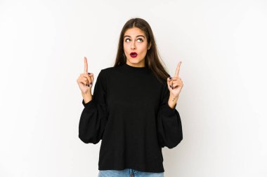 Beyaz arka planda izole edilmiş beyaz bir kadın ağzı açık bir şekilde üst tarafı işaret ediyor..