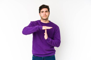Beyaz arka planda izole edilmiş genç bir adam bir mola hareketi gösteriyor..