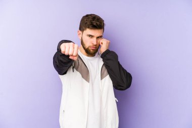 Mor arka planda izole edilmiş genç bir adam bir tartışma yüzünden yumruk, öfke, kavga ve boks atıyor..