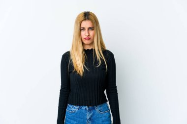 Beyaz arka planda izole edilmiş genç sarışın kadın yanakları patlatıyor, yorgun bir ifadesi var. Yüz ifadesi kavramı.