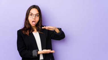 Genç melez İspanyol kadın iki eliyle bir şey tutuyor, ürün sunumu..