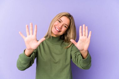 Sarışın, beyaz tenli bir kadın 10 numarayı elleriyle gösteriyor..