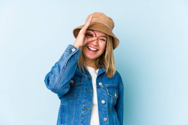 Sarışın, beyaz tenli, izole bir kadın. Gözlerinde iyi bir işaret var.