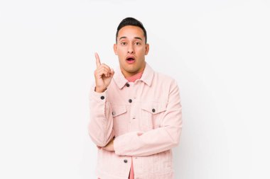 Genç latin adam soyutlanmış poz veriyor. Harika bir fikri var, yaratıcılık kavramı..