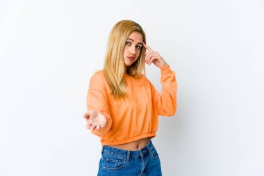 Beyaz arka planda izole edilmiş genç sarışın kadın elinde bir ürün tutuyor..