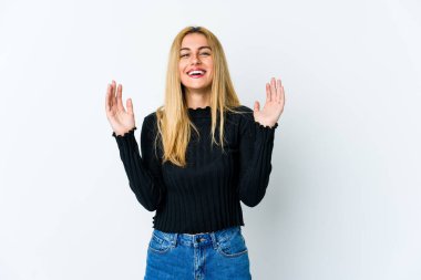 Genç sarışın kadın beyaz arka planda izole edilmiş neşeli bir şekilde gülüyor. Mutluluk kavramı.