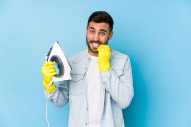 İzole edilmiş tırnak yiyen, gergin ve endişeli bir gencin portresi..