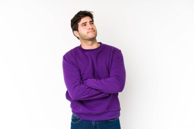 Beyaz arka planda izole edilmiş genç adam hedeflere ve amaçlara ulaşma hayali kuruyor.