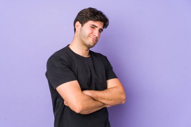 Mor arka planda izole edilmiş genç bir adam şüpheli, belirsiz, seni muayene ediyor..