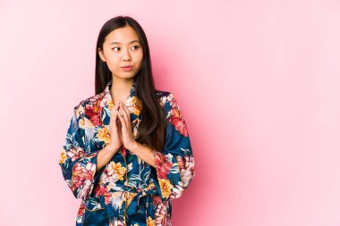 Kimono pijama giyen genç Çinli kadın bir plan hazırladı..