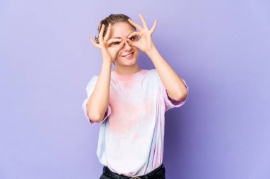 Mor arka planda beyaz bir kadın gözlerinde sorun olmadığını gösteriyor.