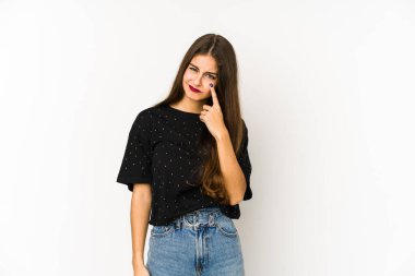 Beyaz arka planda izole edilmiş beyaz bir kadın ağlıyor, bir şeyden memnun değil, acı ve kafa karışıklığı konsepti..