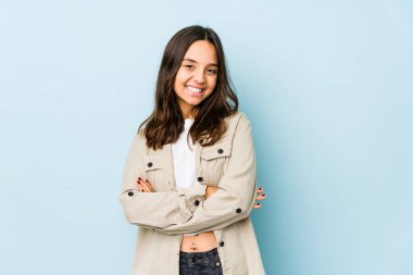 Genç, melez, yalnız, kendinden emin, kararlılıkla kollarını kavuşturan bir kadın..