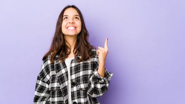 Genç, melez, Latin bir kadın. İki parmağı da boş bir alan gösteriyor..