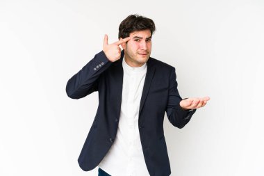 Beyaz arka planda izole edilmiş genç bir iş adamı işaret parmağıyla hayal kırıklığı gösteriyor..