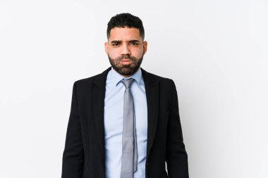 Beyaz bir geçmişe sahip genç Latin bir iş kadını yalnız yanaklara vuruyor, yorgun bir ifade takınıyor. Yüz ifadesi kavramı.