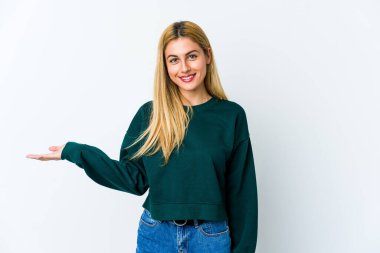 Beyaz arka planda izole edilmiş genç sarışın kadın bir avuç içinde fotokopi alanı ve belinde başka bir el tutuyor..