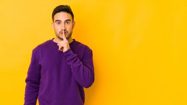 Sarı fırında izole edilmiş genç beyaz bir adam bir sır saklıyor ya da sessizlik istiyor..