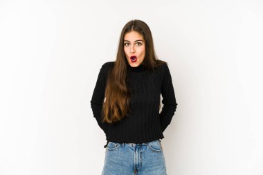 Beyaz arka planda izole edilmiş beyaz bir kadın gördüğü bir şey yüzünden şoka uğruyor..