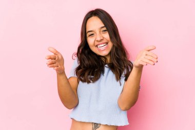 Genç, Latin kökenli bir kadın kameraya sarılıyor..