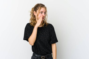 Beyaz arka plandaki genç beyaz kadın gizli bir sıcak fren haberi veriyor ve yan bakıyor.