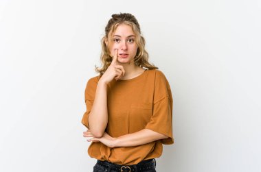 Beyaz arka planda yaşayan beyaz bir kadının harika bir fikri var. Yaratıcılık kavramı..