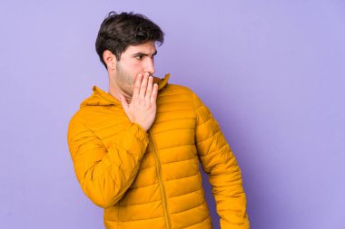 Mor arka planda izole edilmiş genç adam gördüğü bir şey yüzünden şoka uğruyor..