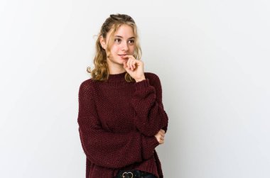 Beyaz arka plandaki genç beyaz kadın bir şeyin fotokopi odasına baktığını düşünerek rahatladı..