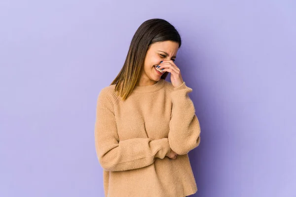 Młoda Kobieta Odizolowana Fioletowym Tle Śmieje Się Szczęśliwa Beztroska Naturalna — Zdjęcie stockowe