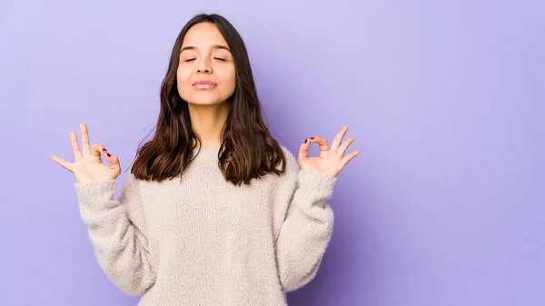 Jeune Femme Hispanique Mixte Isolé Détend Après Une Dure Journée — Photo