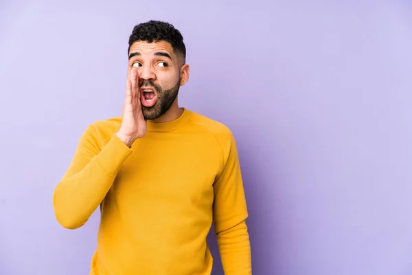 Ung Blandras Arabiska Mannen Isolerad Säger Hemlig Het Bromsnyhet Och — Stockfoto