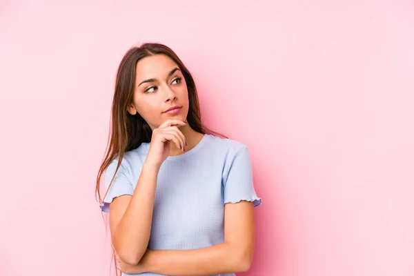 Mulher Caucasiana Jovem Vestindo Uma Roupa Esqui Isolada Olhando Para — Fotografia de Stock