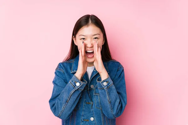 Jonge Chinees Vrouw Poseren Een Roze Achtergrond Geïsoleerde Schreeuwen Opgewonden — Stockfoto