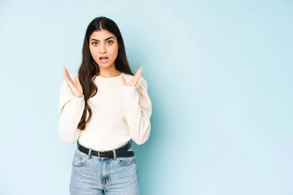 Jonge Indiase Vrouw Geïsoleerd Blauwe Achtergrond Verrast Geschokt — Stockfoto