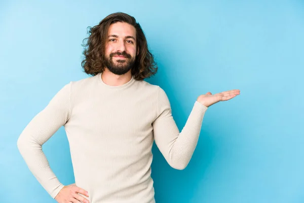 Giovane Uomo Capelli Lunghi Isolato Uno Sfondo Blu Che Mostra — Foto Stock