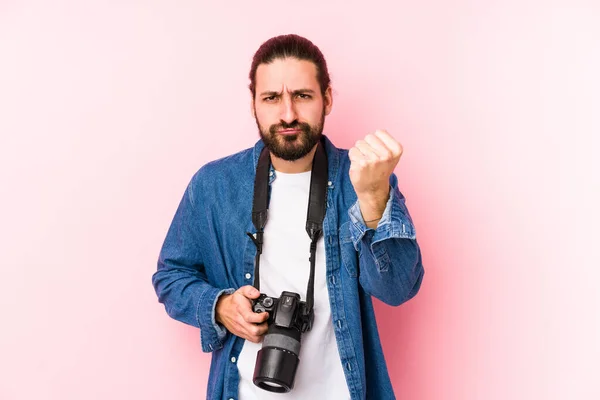 若い白人写真家の男は カメラに拳を示す孤立 積極的な顔の表情 — ストック写真