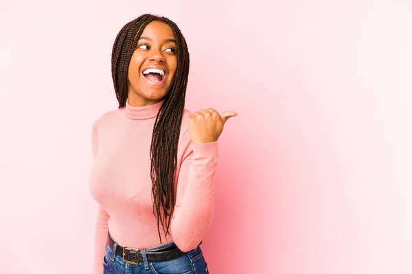 若いアフリカ系アメリカ人の女性は 親指の指を離れてピンクの背景点に隔離され 笑いと屈託のない — ストック写真