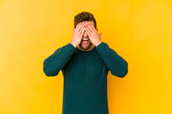 Junger Kaukasischer Mann Isoliert Auf Gelbem Hintergrund Bedeckt Augen Mit — Stockfoto