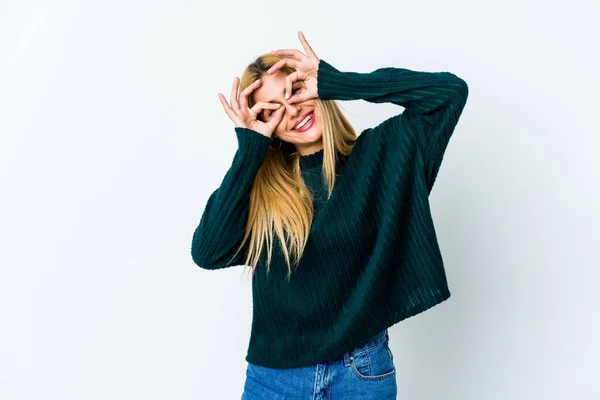 Giovane Donna Bionda Isolata Sfondo Bianco Mostrando Segno Sopra Gli — Foto Stock