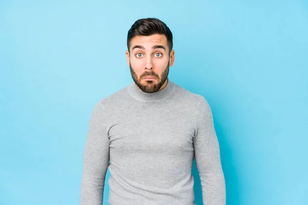 Young Caucasian Man Blue Background Isolated Shrugs Shoulders Open Eyes — Stock Photo, Image